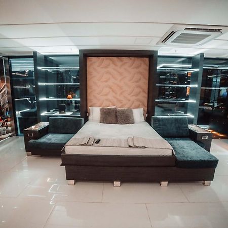 1Million Luxury Suites Medellín Buitenkant foto