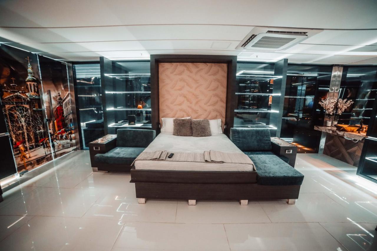 1Million Luxury Suites Medellín Buitenkant foto