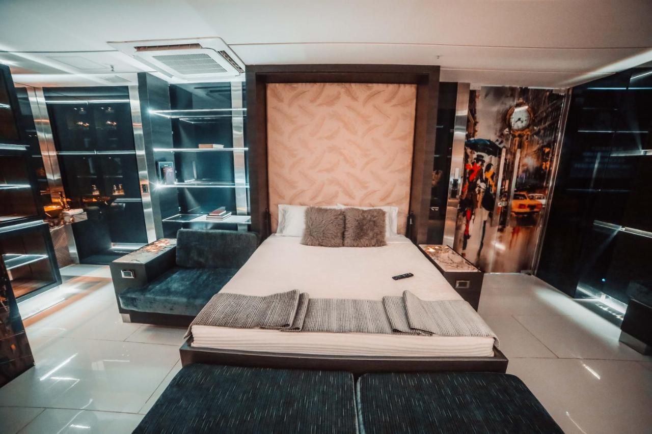 1Million Luxury Suites Medellín Buitenkant foto