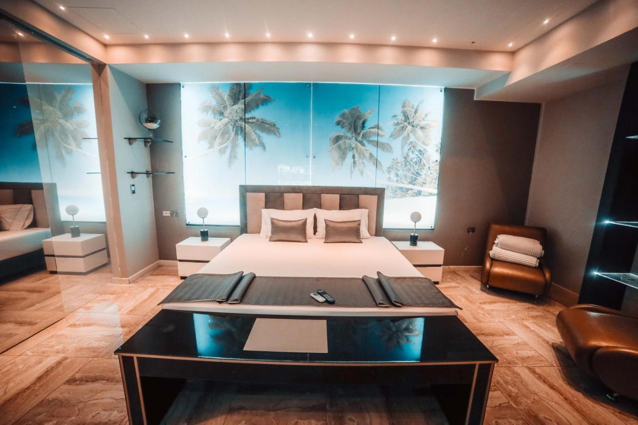 1Million Luxury Suites Medellín Buitenkant foto