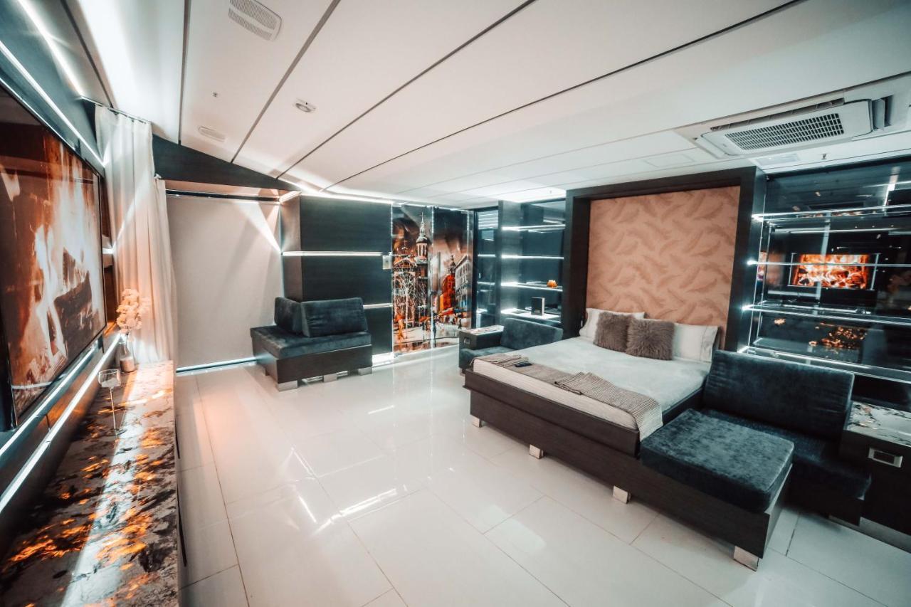 1Million Luxury Suites Medellín Buitenkant foto