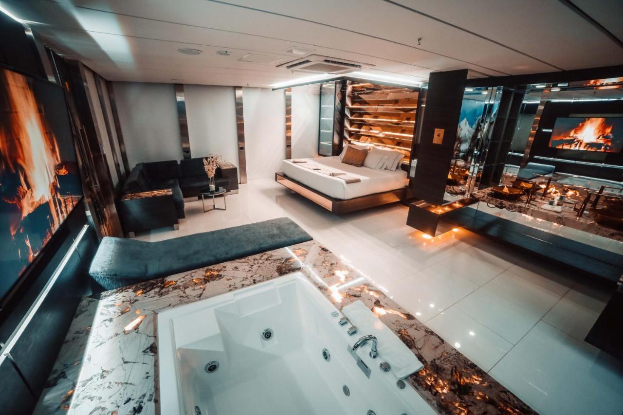 1Million Luxury Suites Medellín Buitenkant foto