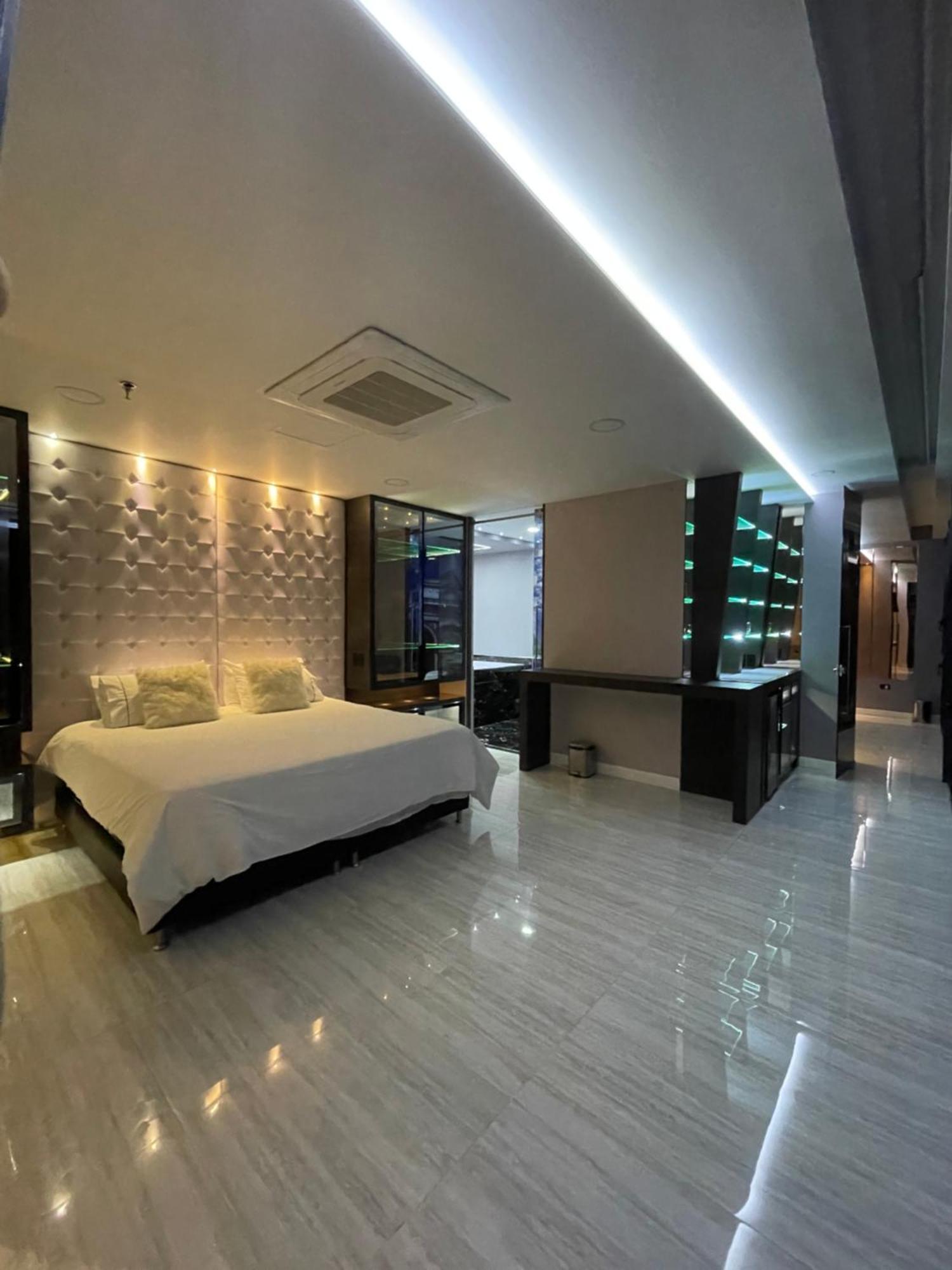 1Million Luxury Suites Medellín Buitenkant foto