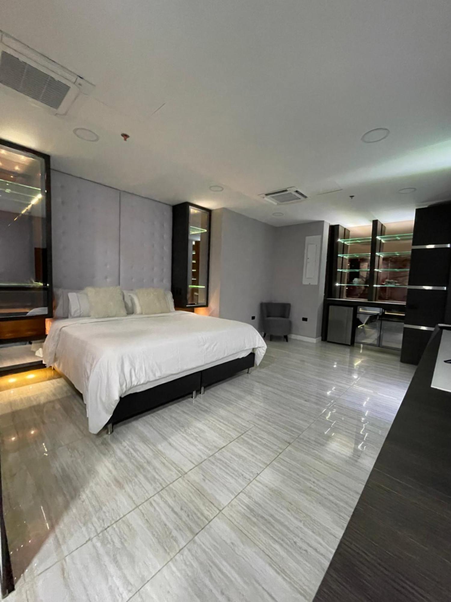 1Million Luxury Suites Medellín Buitenkant foto
