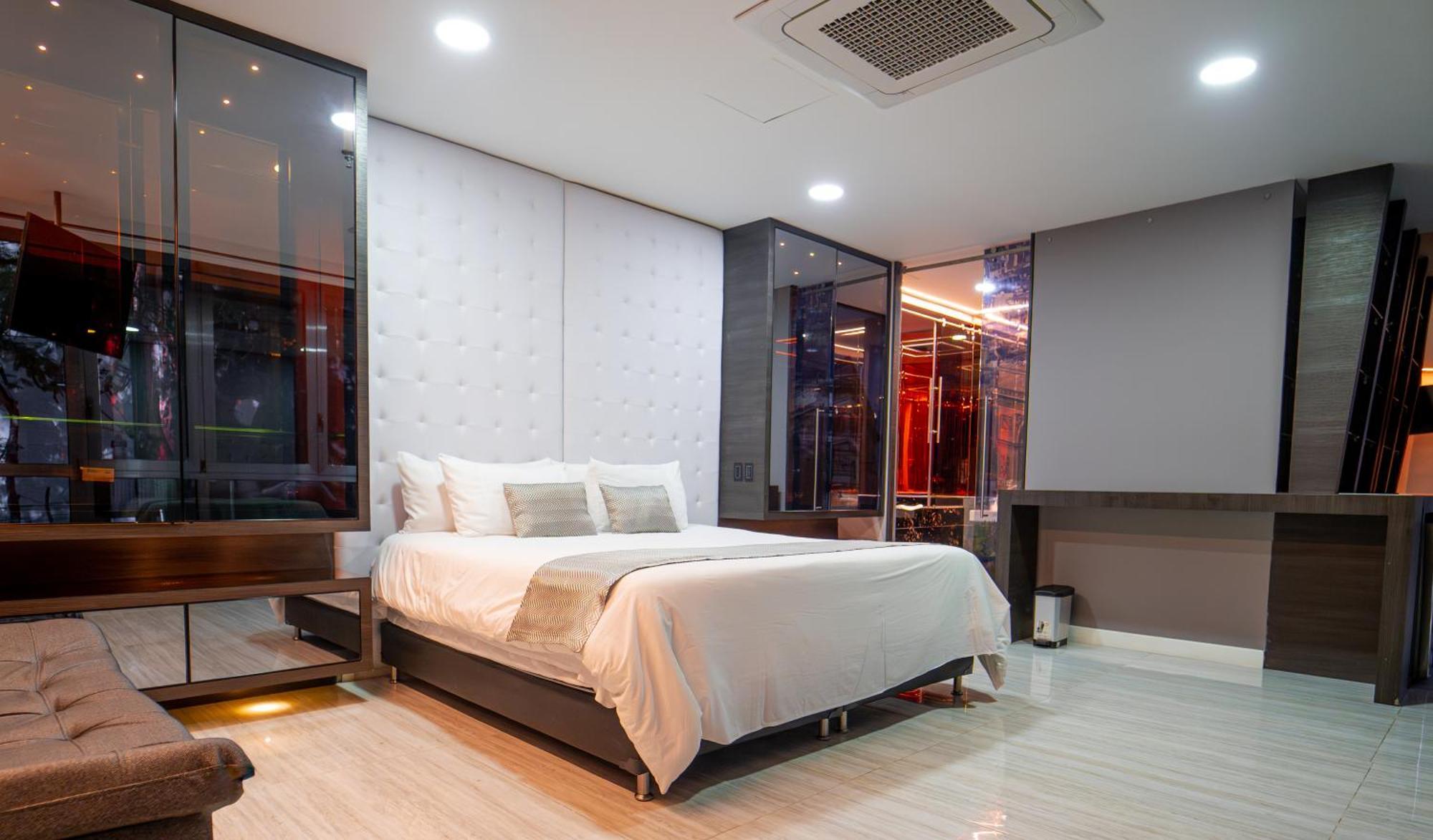 1Million Luxury Suites Medellín Buitenkant foto