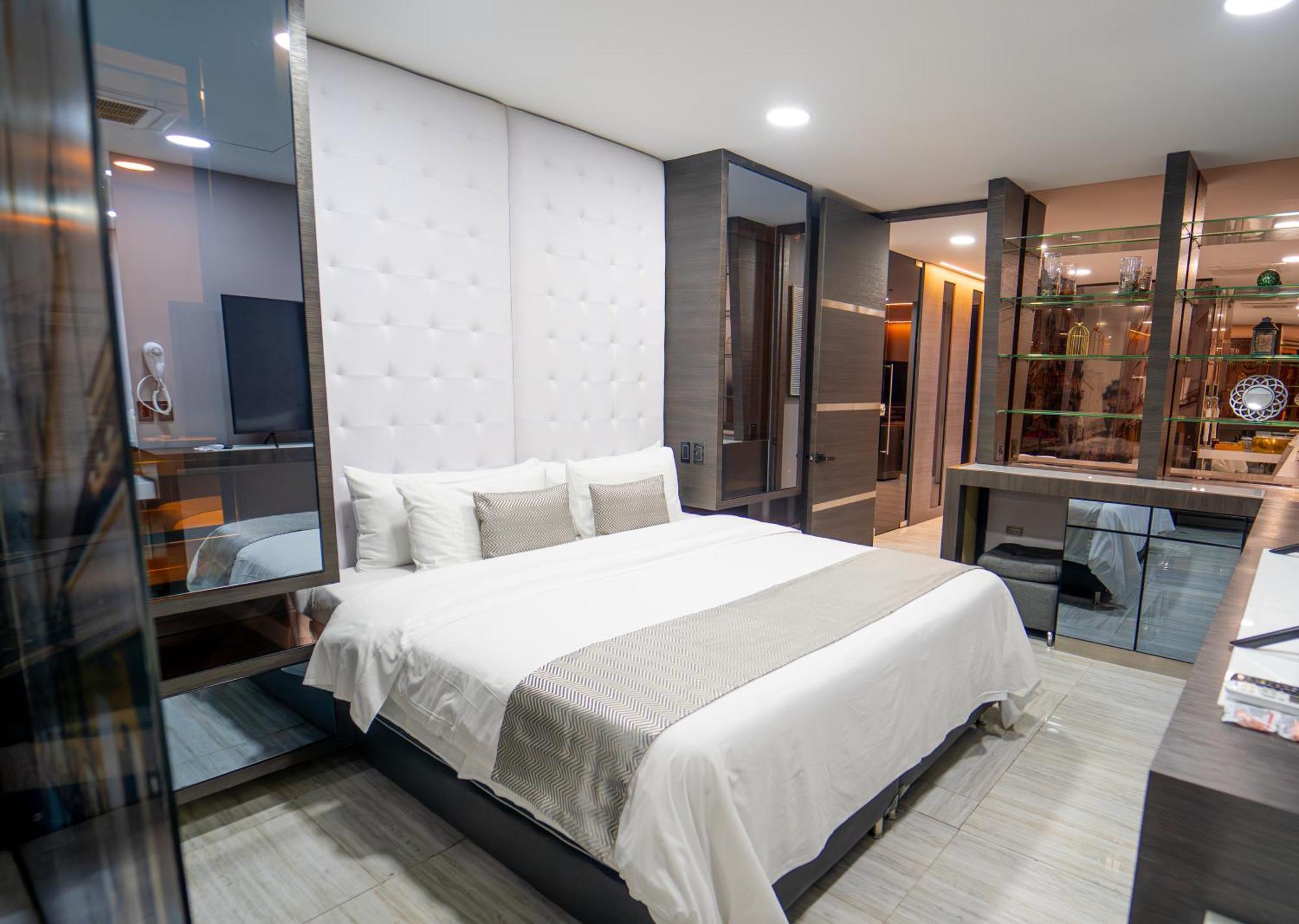 1Million Luxury Suites Medellín Buitenkant foto